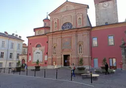 Nuove panchine e fioriere in piazza della Rossa